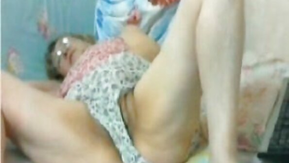 تنتهي امرأة افلام سكس تبادل زوجات مترجم التنظيف بإعطاء titjob لرئيسها